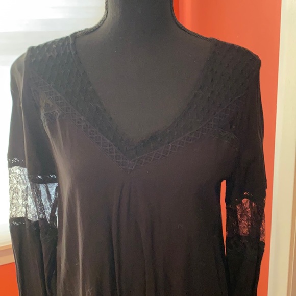 Beautiful dress with lace detailing - Picture 2 of 3